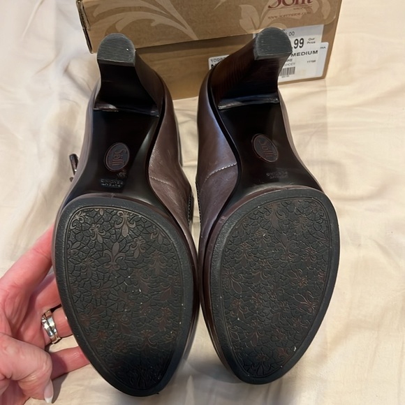 Sofft heels. Great condition worn once, unable to wear heels anymore. - Picture 9 of 11